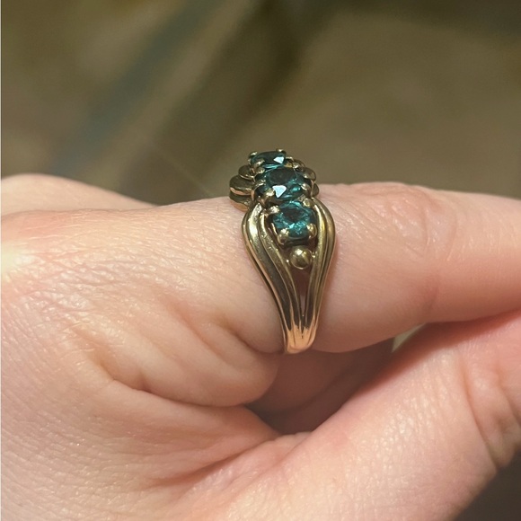 8k vintage ring with three green stones - Picture 3 of 3